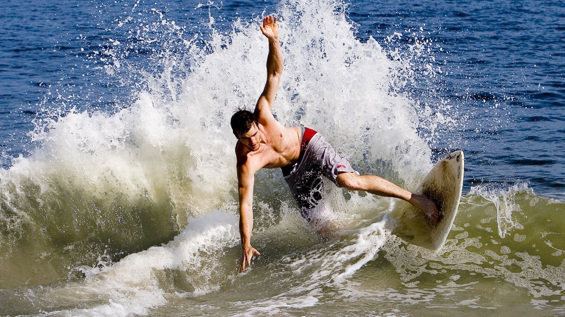“夜幕下的极速：夜间赛段的惊险刺激”，夜幕下的城